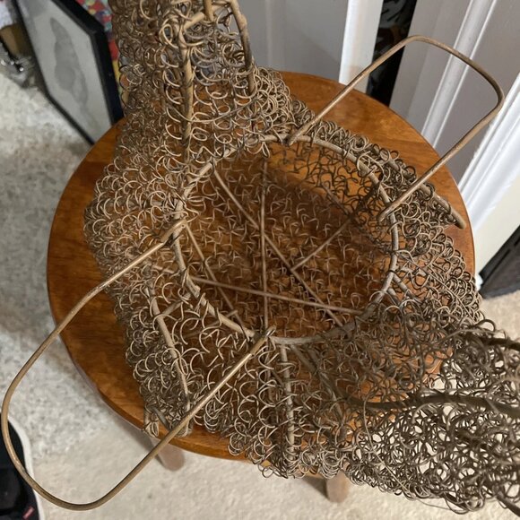 Curly Wire Chicken Egg Basket With Handles - Picture 4 of 6